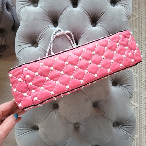 NWOB. VALENTINO GARAVANI quilted pink Spike Shoulder Bag w/ white studs - Picture 13 of 16